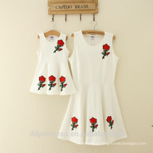 2017 семья одежда дети девушка одежда платье Белые розы цветы детская одежда